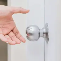 Установка дверных ручек для металлических дверей